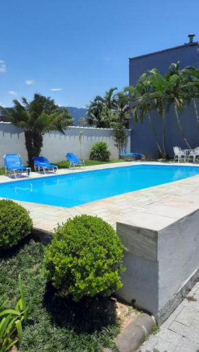 Lindo Sobrado com Piscina em Condomínio Fechado